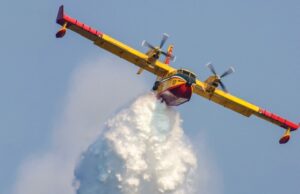 INTERNACIONAL GRECIA ISLA EUBEA/ Avión cisterna choca contra un árbol mientras realizaba maniobras de agua para control de incendio