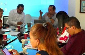 Movilidad realiza mesa técnica con taxistas para combatir el transporte informal