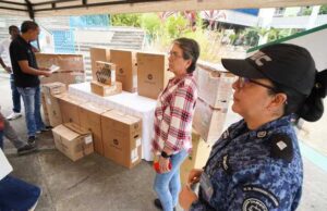 Alcaldía entrega vehículo y equipos tecnológicos a establecimientos carcelarios