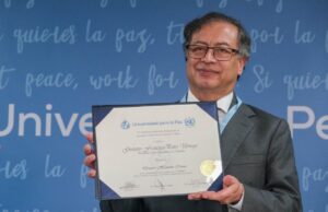 Petro doctor Honoris Causa en Costa Rica por La Paz