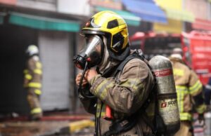 Autoridades y bomberos de Cali controlaron incendio en el Centro Comercial El Tesoro