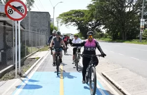 Deportistas, trabajadores y peatones confluyen en la tranquilidad de la ciclorruta en Candelaria