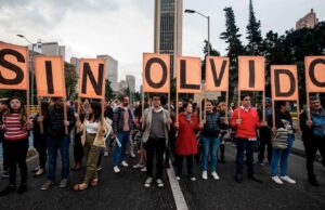 Exmiembros de la Comisión de la Verdad respaldan acción contra Álvaro Uribe por falsos positivos