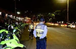 Agentes de tránsito en alistamiento de primer grado para celebración del Halloween