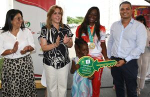 Gracias a la gestión de la Gobernadora del Valle y la empresa privada Flor Denis Ruiz disfruta de su casa nueva