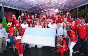 Gobernadora Clara Luz Roldán entregó la bandera del Valle a los deportistas que estarán en los Juegos Nacionales y Paranacionales