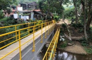 Puente peatonal: Conexión segura en los Andes