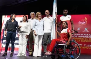 Gobernadora Clara Luz Roldán entregó la bandera del Valle a los deportistas que estarán en los Juegos Nacionales y Paranacionales