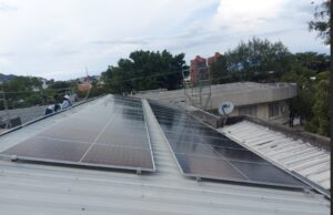 Estudiantes de escuelas oficiales se benefician con paneles solares