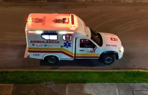 Impactante: Ambulancia atropella a mujer al cruzar la calle