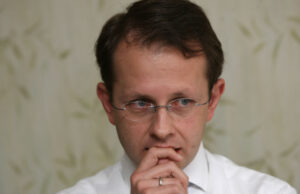 Exministro Arias obtiene libertad condicional