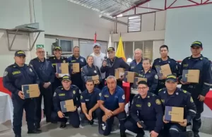 Con radiobases y radios portátiles, Gobernación del Valle moderniza la red de comunicación de los 52 Cuerpos de Bomberos del departamento