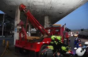 Grúas en Acción: Despejando la vía Cali-Candelaria