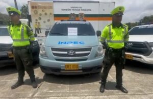 Hallan marihuana ilegal en un automóvil camuflado con distintivos del Inpec en el Valle del Cauca