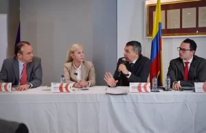 Gobernadora urga mejoras en el aeropuerto y puerto locales