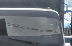 ¡Alerta en la Vía Panamericana! Sujetos en moto atacan vehículo en el sector El Cair