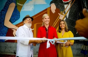 ‘Colibrí y Gallito de Roca en concierto’, la obra del maestro Diego Pombo que engalana la fachada del Palacio de San Francisco