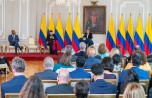 Necesidad de un Acuerdo Nacional para alcanzar la paz, reitera presidente Petro ante el Cuerpo Diplomático