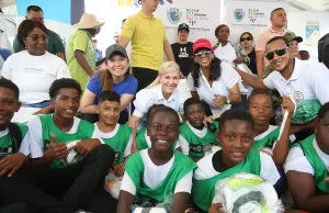 Niños de Buenaventura piden y obtienen cancha cubierta en reunión con Dilian