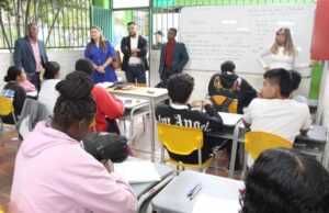 Regresan los estudiantes a las aulas con transporte y alimentación escolar asegurada