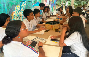 Porque la COP16 es Cali, los visitantes recibirán postales pintadas por niños y niñas de colegios caleños