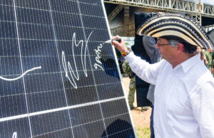 La paz social implica que la comunidad se beneficie de las granjas solares: Petro