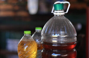 El aceite de cocina usado (ACU) debe almacenarse en una botella de plástico,