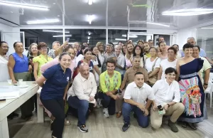 Gobernadora del Valle se reúne con bordadoras de Cartago