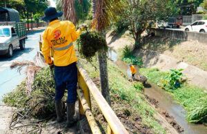 EMCALI realiza mantenimiento de canales, sumideros y alcantarillas