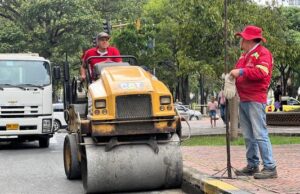 El equipo ‘ERI’ de la Secretaría de Infraestructura tapa huecos en la Avenida Sexta