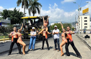 Cali recupera su malla vial al ritmo de salsa y alegría