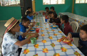 Los niños de Argelia, Cauca se benefician con el regreso del Programa de Alimentación Escolar
