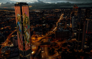 Cali ilumina la Torre Colpatria para invitar a la Feria de Cali y presentar la ‘Agenda 2025’