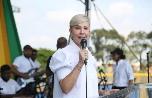 Gobernadora del Valle anuncia iluminación para la pista de patinaje en Candelaria