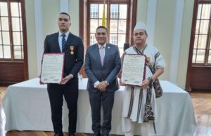 Senador Lobo condecora a pionero del póker y líder indígena