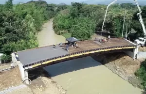 La construcción del nuevo puente Papayal, vital conexión entre Tuluá y Andalucía, alcanza un progreso del 85%