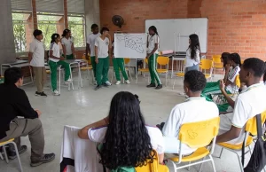 Estudiantes de la Institución Educativa Siete de Agosto exploran la vital importancia del jarillón del río Cauca
