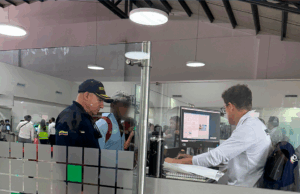 Expulsan de Colombia a ciudadano estadounidense por conductas agresivas y acoso a residentes