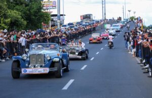 Cali rodó con su historia a través de 200 joyas en el Desfile de Autos Clásicos y Antiguos