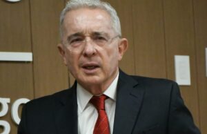 Uribe bromea sobre buscar un “brujo” para enfrentar a Petro y Cepeda