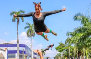 Penúltimo ensayo del Desfile del Salsódromo en el corredor de la Calle 25