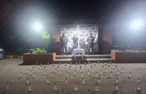 Golpe contundente contra el licor adulterado en el Valle del Cauca: dos capturados y 64 botellas incautadas