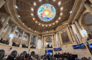 Senado alista proyecto para prohibir redes sociales a menores de 14 años