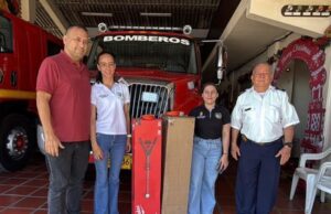Administración de Yotoco fortalece al Cuerpo de Bomberos con entrega de torres de iluminación