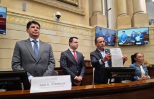 Alexander López reasume su curul en el Senado tras fallo de la Corte Constitucional