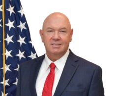 John McNamara deja la misión diplomática en Colombia y se cae la nominación de nuevo embajador