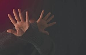 Destituyen e inhabilitan por 15 años a intendente de la Policía por presunto acoso sexual en Bogotá