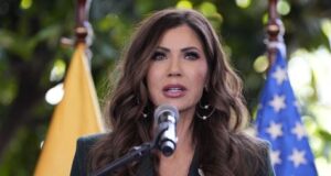 Trump destituye a Kristi Noem de Seguridad Nacional y la nombra enviada para el “Escudo de las Américas”