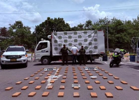 dos_policias_al_lado_de_un_hombre_capturado_con_clorhidrato_de_cocaina.