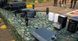 Alcaldía de Cali entrega dron táctico y 252 chalecos al Ejército para reforzar seguridad electoral